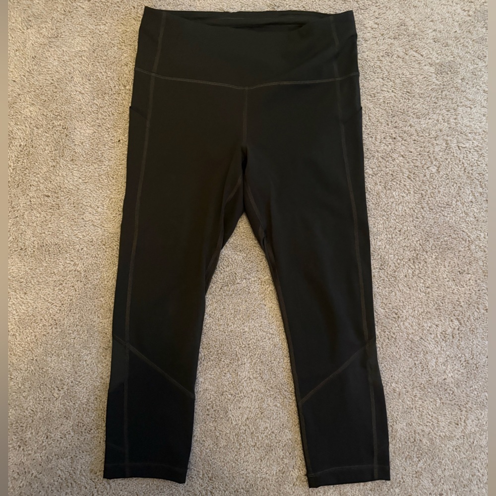 Lululemon cropped leggings. Green. Size 8
